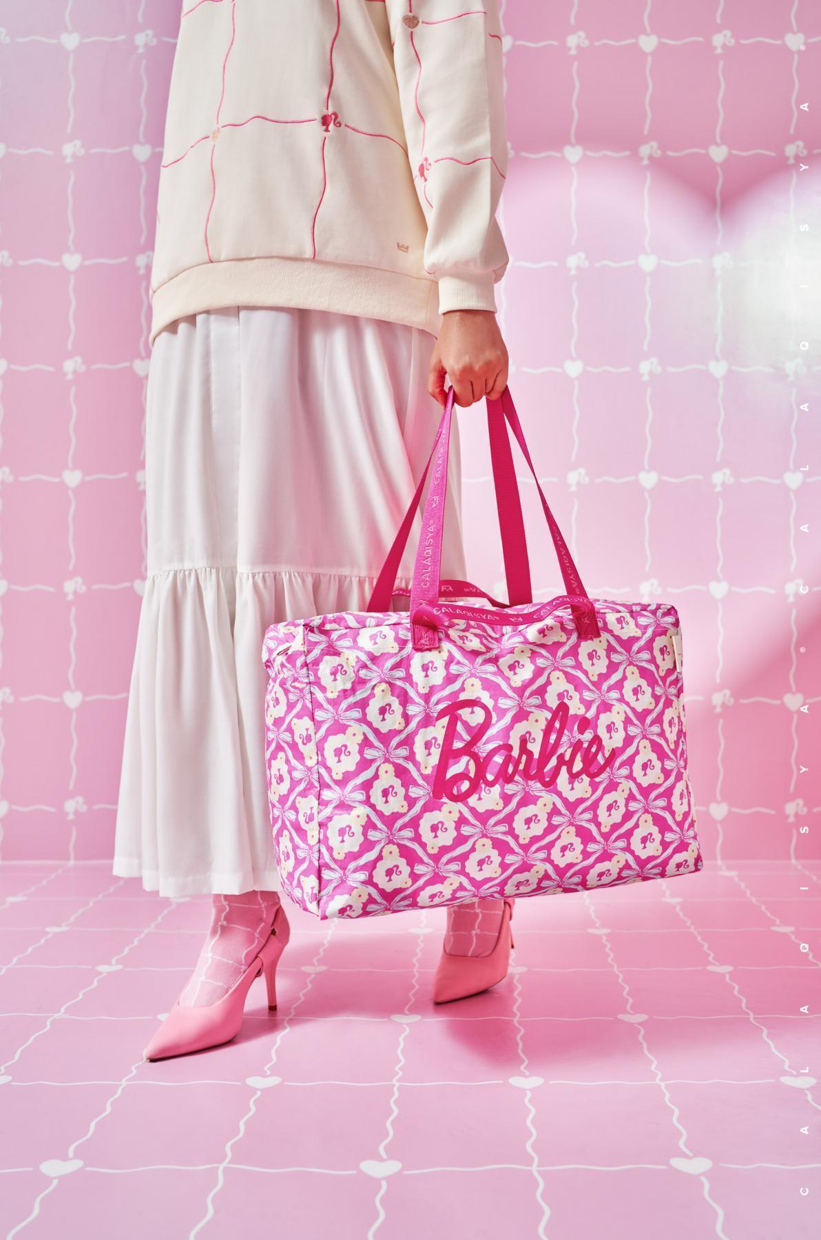 Skinnydip x Barbie logo grab bag in pink | ASOS-thunohoangphong.vn
